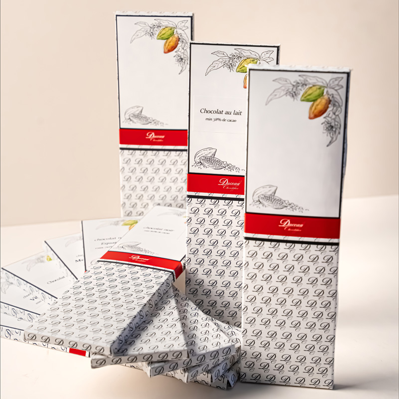 Assortiment de tablettes de chocolat blanc fait main par la chocolaterie Duceau à Angoulême