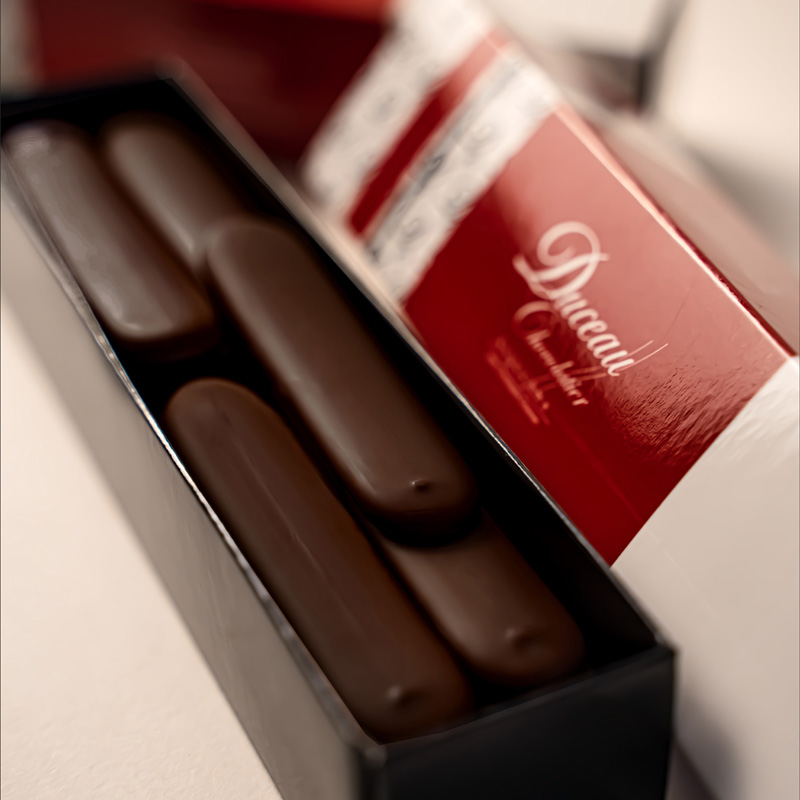 Assortiment de langues de chats en chocolat fait main par la chocolaterie Duceau à Angoulême