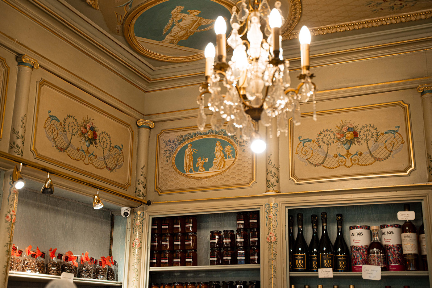 Intérieur de la chocolaterie Duceau avec un lustre en cristal